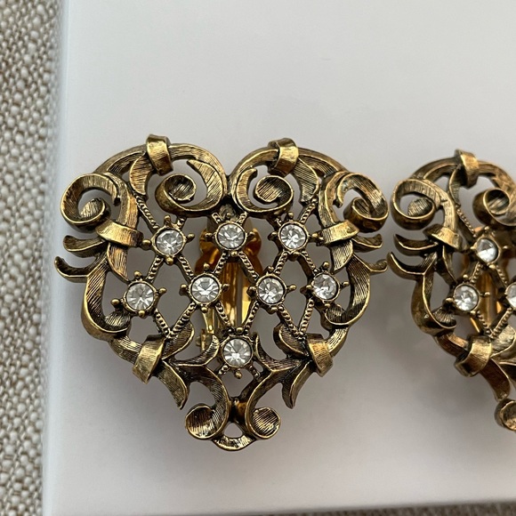Vintage 1990’s Barrera for Avon open heart scroll antique gold clip on earrings. - Picture 8 of 12